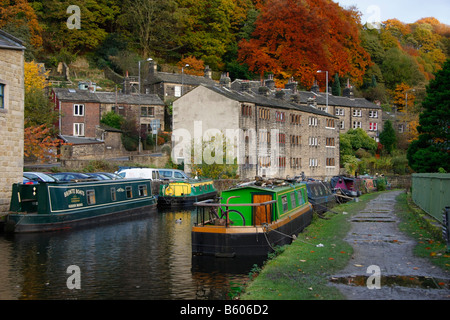 Il Rochdale Canal, che corre attraverso Hebden Bridge, Calderdale, West Yorkshire, Inghilterra, Regno Unito Foto Stock