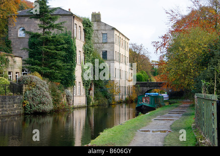 Il Rochdale Canal, che corre attraverso Hebden Bridge, Calderdale, West Yorkshire, Inghilterra, Regno Unito Foto Stock