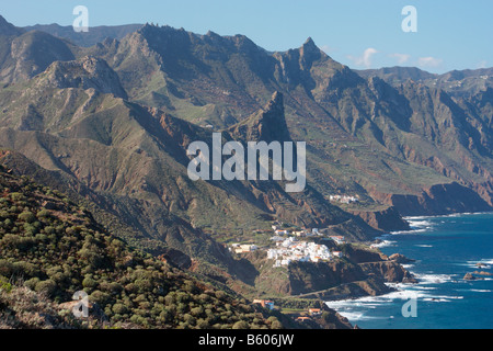 Almaciga villaggio nelle montagne di Anaga del Nord Tenerife.Taganana borgo appena visibile nella successiva baia a nord Foto Stock