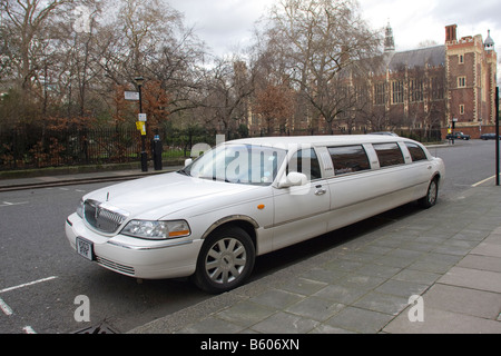 Limousine allungata parcheggiata in una piazza di Londra GB UK Foto Stock