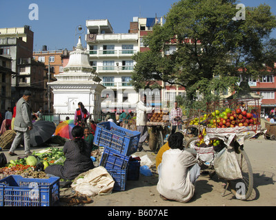 La mattina presto mercato di frutta e verdura in Bramha Tol nell'area di Lagan di Kathmandu, Nepal, Asia centrale Foto Stock