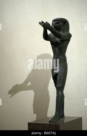 Statua di l'antico dio egizio Horus museo del Louvre Parigi Francia Foto Stock