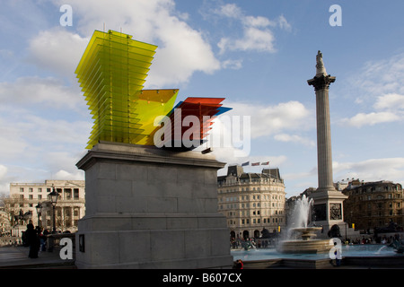 Thomas Schütte la scultura "modello per un hotel 2007" sul quarto plinto e Nelson"s colonna in Trafalgar Square Londra GB UK Foto Stock