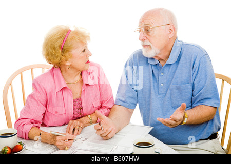 Senior elettori confusi dalla absentee scrutinio isolato su bianco Foto Stock