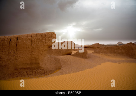 Campo Yardang nel cielo tempestoso, Gilf Kebir , Egitto , Africa Foto Stock