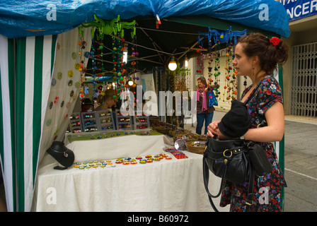 Pressione di stallo di mercato la vendita di Bigiotteria e gioielli di fronte il mercato di Santa Caterina a Sant Pere distict di Barcellona Europa Spagna Foto Stock