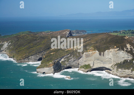 Costa scoscesa al pilastro Punto vicino a Cape Farewell NW Nelson regione Isola del Sud della Nuova Zelanda antenna Foto Stock