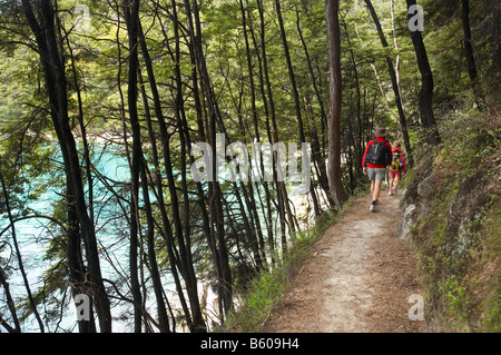 Famiglia a piedi la Abel Tasman via costiera alla Baia di corteccia di Parco Nazionale Abel Tasman Nelson regione Isola del Sud della Nuova Zelanda Foto Stock