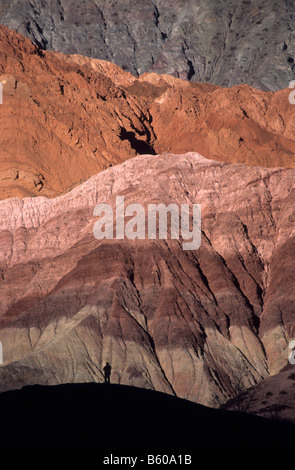 Turisti che guardano i colorati strati rocciosi e le formazioni della collina dei sette colori, Purmamarca, Quebrada de Humahuaca, Provincia Jujuy, Argentina Foto Stock