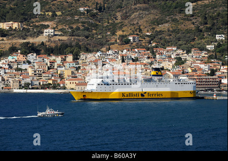 Un traghetto nel porto di una città su un isola greca Foto Stock