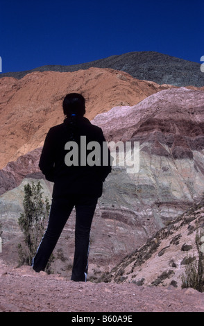 Turisti che guardano i colorati strati rocciosi e le formazioni della collina dei sette colori, Purmamarca, Quebrada de Humahuaca, Provincia Jujuy, Argentina Foto Stock