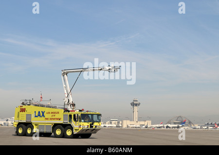 Uno dei la più recente stato della tecnica veicoli antincendio presso l'Aeroporto Internazionale di Los Angeles Foto Stock