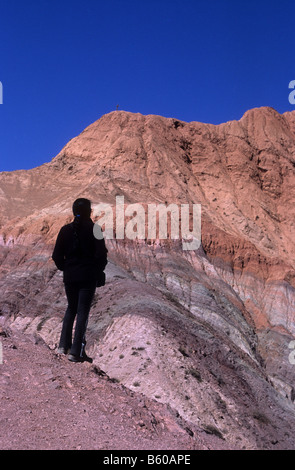 Turisti che guardano i colorati strati rocciosi e le formazioni della collina dei sette colori, Purmamarca, Quebrada de Humahuaca, Provincia Jujuy, Argentina Foto Stock