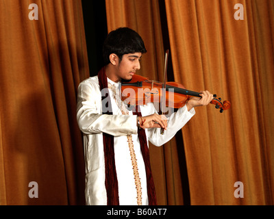 Adolescente a suonare il violino a Diwali celebrazioni di Wandsworth Town Hall Foto Stock