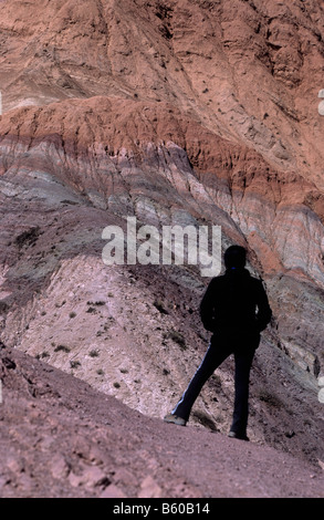 Turisti che guardano i colorati strati rocciosi e le formazioni della collina dei sette colori, Purmamarca, Quebrada de Humahuaca, Provincia Jujuy, Argentina Foto Stock