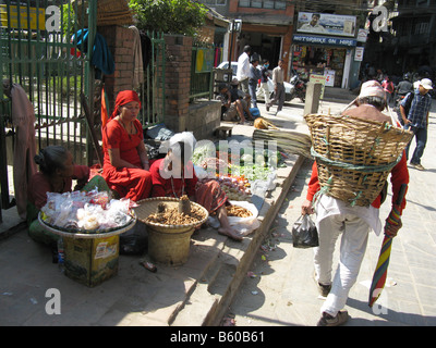 La frutta e la verdura al venditore la mattina di mercato nella Tahity Chowk area di Kathmandu, Nepal, Asia centrale Foto Stock