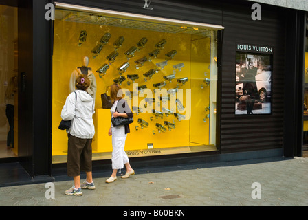 Louis Vuitton shop lungo Passeig de Gracia nel quartiere Gracia di Barcellona Spagna Europa Foto Stock