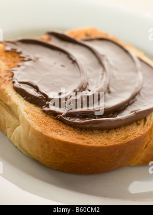 Fetta di brioche tostata con cioccolato da spalmare Foto Stock