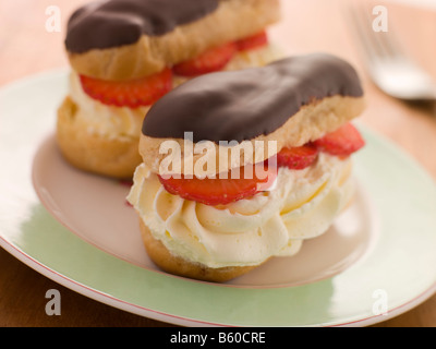 Cioccolato e fragola eclairs riempito Foto Stock