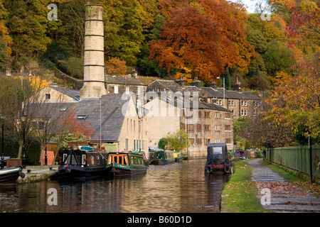 Il Rochdale Canal, che corre attraverso Hebden Bridge, Calderdale, West Yorkshire, Inghilterra, Regno Unito Foto Stock