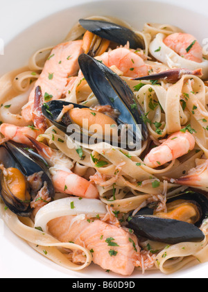 Ciotola di frutti di mare tagliatelle Foto Stock