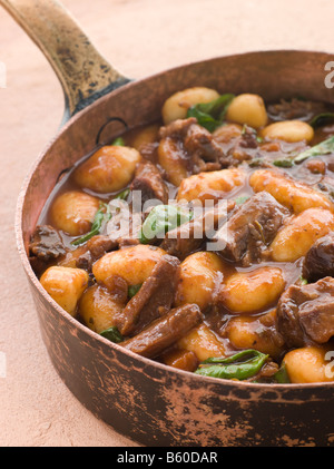 Coda di vitellone brasato al vino rosso con gnocchi di basilico Foto Stock