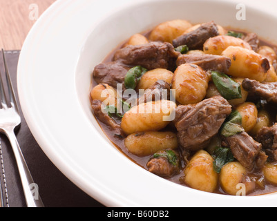 Coda di vitellone brasato al vino rosso con gnocchi di basilico Foto Stock