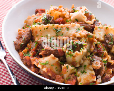 Strisce di filetto di manzo in un peperoncino Salsa di Pomodoro con pasta Trompetti Foto Stock