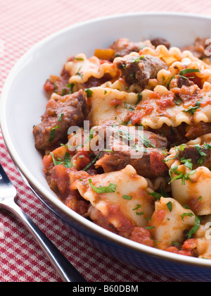 Strisce di filetto di manzo in un peperoncino Salsa di Pomodoro con pasta Trompetti Foto Stock