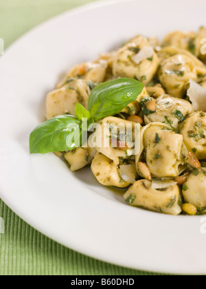 Pollo e Tortelinni a fungo con pesto e pinoli Foto Stock