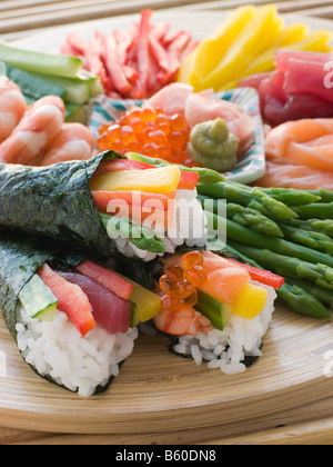 Pesce e verdure arrotolate a mano Sushi Foto Stock