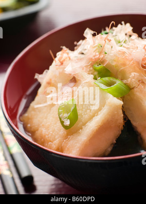 Croccante tofu fritto in Miso con fiocchi di Bonito e sottaceti Foto Stock