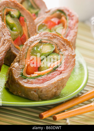 Carni bovine e rotoli di vegetali Foto Stock