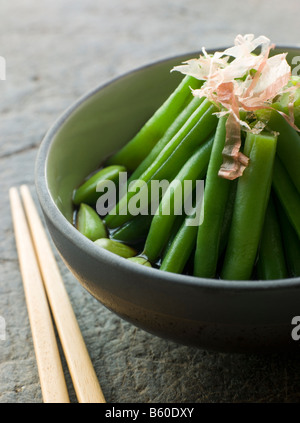 Ciotola di bollito lentamente i fagioli e scaglie di Bonito Foto Stock