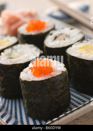 Piccolo sushi arrotolato su una piastra Foto Stock
