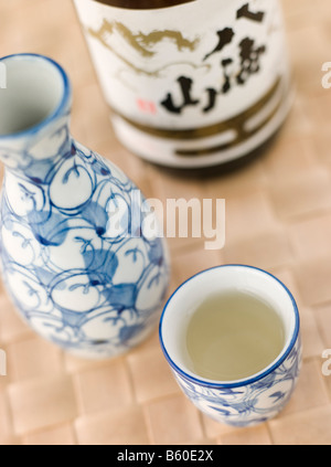 Bottiglia di Sake brocca e tazza Foto Stock