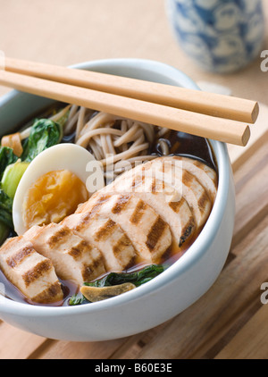 Pollo Chargrilled Soba Noodle e zuppa di miso Foto Stock