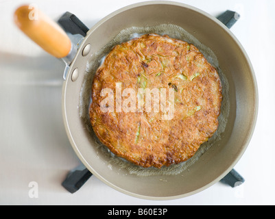 Pancake salati per la cottura in un giapponese Padella Foto Stock