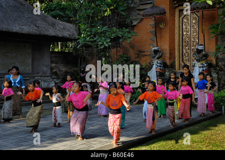 Ragazze praticanti danza classica a Puri Saren Palace, Ubud, Bali, Indonesia Foto Stock