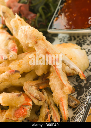 Tempura di Soft Shell Granchio di mare con salsa di peperoncino e insalata di alghe marine Foto Stock