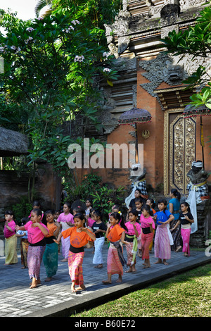 Ragazze praticanti danza classica a Puri Saren Palace, Ubud, Bali, Indonesia Foto Stock