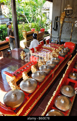 Gamelan ensemble musicali strumenti è ripristinato a Puri Saren Palace, Ubud, Bali, Indonesia Foto Stock