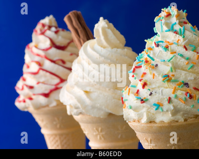 Mantecato coni gelato con tre diversi condimenti Foto Stock