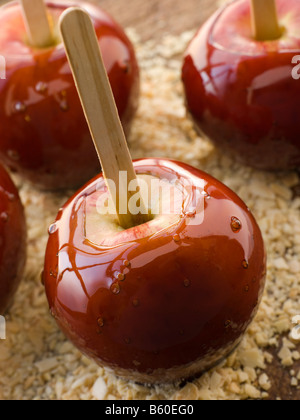 Toffee mele schiacciate mandorle tostate Foto Stock