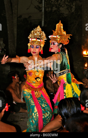 Danzatrici di eseguire Kecak, Ketjak o Ketiak Dance in Ubud, Bali, Indonesia, Asia Foto Stock