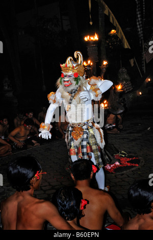 Ballerino mascherato eseguendo Kecak, Ketjak o Ketiak Dance in Ubud, Bali, Indonesia, Asia Foto Stock