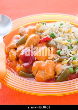 Dolce e aspro il pollo con uovo Riso fritto Foto Stock