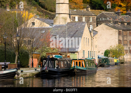 Il Rochdale Canal, che corre attraverso Hebden Bridge, Calderdale, West Yorkshire, Inghilterra, Regno Unito Foto Stock