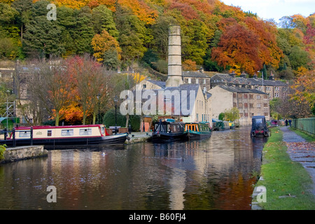 Il Rochdale Canal, che corre attraverso Hebden Bridge, Calderdale, West Yorkshire, Inghilterra, Regno Unito Foto Stock