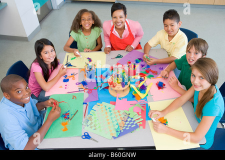 L insegnante e gli studenti in classe d'arte Foto Stock